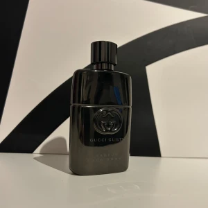 Gucci parfym  - Har inte använt den mycket men några sprut, hade kunnat särga att det är mer en halv parfym innehållet kvar,annars är den som ny.nypris på parfymen är runt 1000-2000 