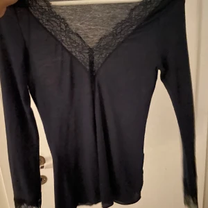 Mörkblå Intimissi topp - Säljer denna fina blåa Intimissi topp som bara har använts av mig ca 2 gånger.  