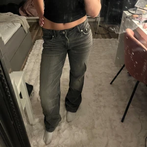 Zara jeans - Svart/grå Zara jeans som är HELT oanvända! Low waist  Straight🖤