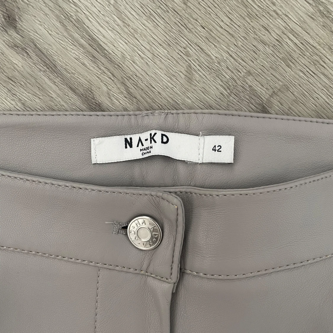 Gråa skinnbyxor från NA-KD - 90