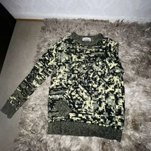 Stone Island tröja - Säljer min stone island tröja, äkta som är köpt på Nk har kvitto. Bra skick.