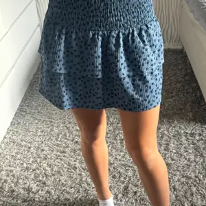 Snygg blommig kjol från Zara som aldrig är använda💙Dessa har  inbyggda shorts så perfekt till sommaren🥰I storlek 164 men passar dig som är en XS-S💕Skriv om du har frågor eller vill ha fler bilder🌸
