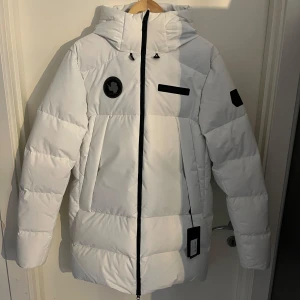 ARCTIC DOWN PARKA SAIL RACING - Helt oanvänd Sail racing parka med tags och QR-kod till tracking.  Jackan är helt ny och nypris är 6000kr. Pris kan diskuteras vid snabb affär.