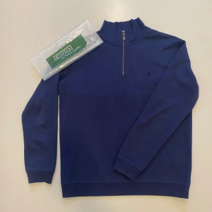 Ralph lauren halv zip - Riktigt fet Ralph lauren halv zip i bra skicka utan några hål, fläckar eller liknade,  modellen är ca 185cm, Skriv vid minsta fråga eller fundering🔥👍