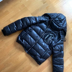 Corvidae jacka - Säljer nu min corvidae jacka då jag är sugen på något nytt. Jackan är grymt skick endast använd en vinter. Hör av er vid frågor.