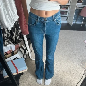 Low waist bootcut jeans - Säljer dessa lågmidjade bootcut jeansen ifrån bik bok! Passar perfekt på mig som är 163! Super bra skick!🥰💕