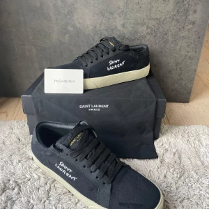 Saint lauren  - Säljer nu mina snygga och välbehandlade saint lauren skor. Skorna är väldigt bra skick. Allt på bilderna komma med. Ny pris runt 7000 mitt pris 2799. Tveka absolut inte att höra av dig vid minsta intresse. Mvh Filip