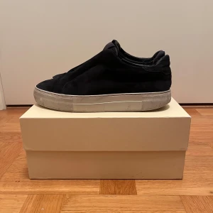 Arigato - Säljer nu dessa sjukt snygga skorna från Arigato i helt ok skick. Defekter visas på bilderna.