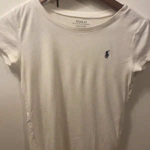 Ralph Lauren T shirt - Snygg Ralph lauren t shirt. Står L men passar egentligen XS-S. Finns en liten fläck på nästa bild, osäker om den går bort, men den syns inte. Köptes från Plick från en säljare som inte hade använt den mycket, jag har använt den två gånger.
