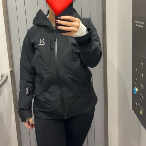 Haglöfsjacka - Ny haglöfsjacka i storlek S som passar både killar och tjejer Jackan är i nyskick och har endast använts fåtal gånger 