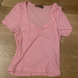 Rosa tröja  - En jättefin rosa tröja med mönster på, i väldigt bra skick. Det är en storlek M, men jag skulle mer säga att det är en S. Skriv om ni har frågor!!!