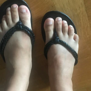 Svarta sandaler med flätad rem - Säljer ett par svarta sandaler med flätad rem. Perfekta för sommaren, de är både stilrena och bekväma. Sulan är slät och ger bra grepp. Använda men i gott skick. Passar perfekt för en avslappnad dag på stranden eller en promenad i stan.