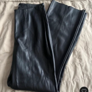 SKINN BYXOR - Skit snygga skinbyxor ifrån bikbok. Använda endast en gång då de inte är min stil. Inga defekter alls. Jätte populära så skynda och köp!