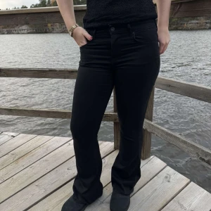 Svarta lågmidjade jeans från Only - Midjemått rakt över: 36 cm Innerbenslängd: 79 cm Modellen är 159 cm lång