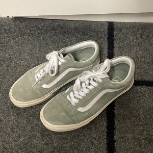 Vans - Säljer ett par gråa Vans. Skorna är endast använda ett fåtal gånger och skicket är 9/10, tvättar man de lär de se ut som nya. Låda medföljer! Skorna är i storlek 40,5 och passar storlekar runt där. Perfekta som beaters på vintern, hör gärna av er!🙌💯