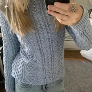 Super fin stickad tröja ifrån Zara Knit. Passar dem flesta men jag själv är 170. Jätte bra skick och perfekt nu till hösten