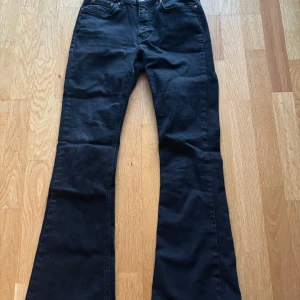 Jeans - Tajta  Storlek 36 Low rised Utsvängda  