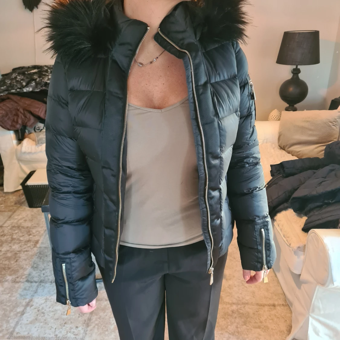 Svart dunjacka med päls Chiara Forti - 92