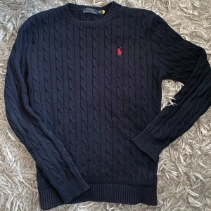 Ralph Lauren tröja - Blå kabelstickad tröja från Ralph Lauren perfekt för hösten. Skriv vid minsta fundering. Använd i bra skick