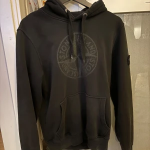 Stone island hoodie  - En jätte fin ÄKTA stone island hoodie i storlek S, kan få ner i pris vid en snabb affär hör av er ifall ni har frågor