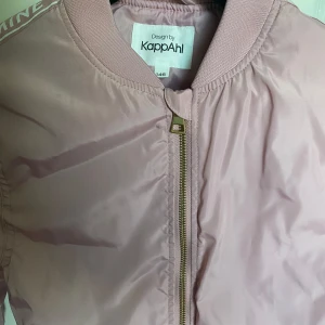 Puderrosa jacka - jättesöt rosa barn ”bomberjacka” med texten ”the future is mine” på armarna. knappt använd och därför nyskick. pris går att diskutera💕