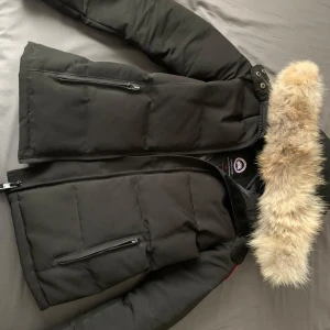 Canada Goose Chelsea Parka - Passar xs/s. För mer info skriv dm. Först till kvarn. Kvitto borttappad pga flytt för 4 år sedan. Nyttpris 17790, mitt pris 3500. 