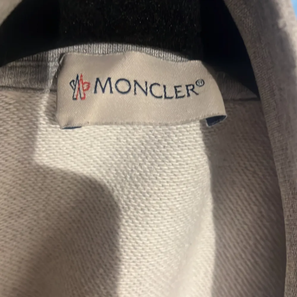 Säljer min moncler kofta den är lite gammal köptes för 5000 tror jag kommer inte ihåg . Hoodies.