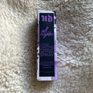 Urban Decay All Nighter Setting Spray - Säljer en Urban Decay Setting Spray. Fick två så denna är helt ny och oöppnad. Säljer då jag inte får användning av två💗