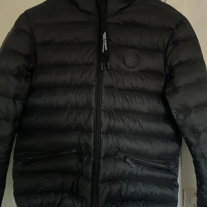 Armani jacka - Säljer min armani jacka. Är i bra skick använd några gånger, pris kan diskuteras 
