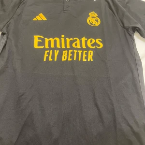 Real Madrid tröja M - Storlek M. Aldrig använt köpte och dom var för stora. Priset kan diskuteras 