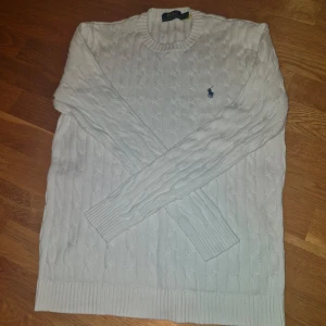 Ralph lauren stickad -  Riktigt fet Ralph lauren stickad swearshirt i väldigt fint skick. Vid frågor eller fler bilder är det bara att skriva //Wilmer 