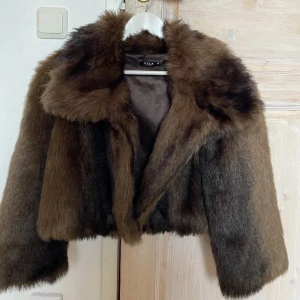 Fuskpäls jacka - Varm gosig fuskpäls, knappt använd och inga defekter! Storlek M men skulle säga att det är som en xxs/xs faktiskt. Vill bara bli av med för använder aldrig, därav billigt pris!