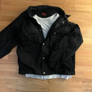 Fjällräven jacka - Det här är en Fjällräven jacka som inte går att köpa något mer därför priset, den var köpt för runt 3000. Den i 8/10 skick. Kontakta gärna vid frågor.