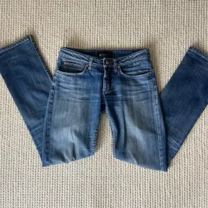 Säljer ett par snygga Acne jeans pågrund av de har blivit för små. En fläck på låret som man ser på sista bilden, men annars finns det ingen annan defekt.