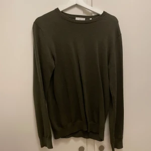 Bläck tröja - Säljer nu min bläck tröja köpt på MQ storlek S färg mörkgrön kond 9/10 hör av er vid frågor eller funderingar 