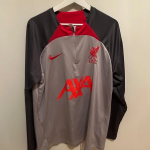 Liverpool FC Träningströja - Jätteskön träningströja som man kan använda under träning men även i vardagen. 