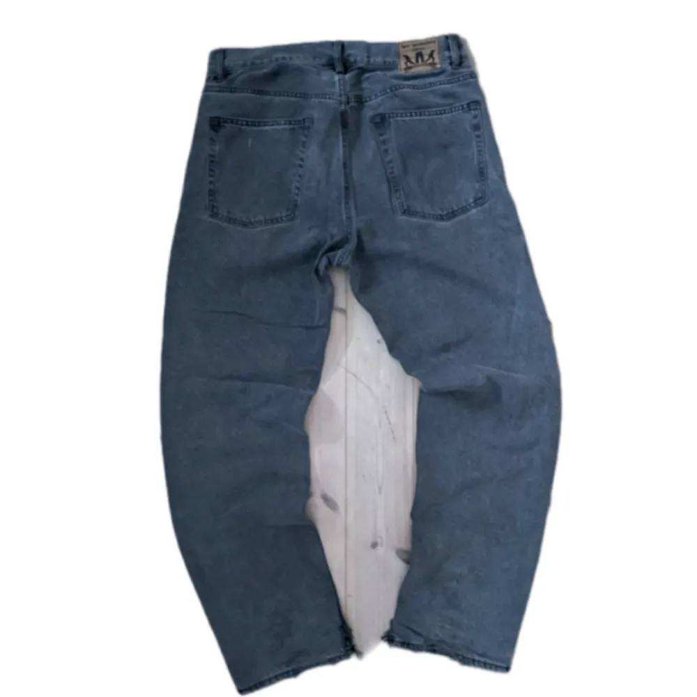 Ett par väl använda sweet sktbs loose fit jeans. Har klippt upp lite nere vid ben öppningen för att de ska sitta bättre över skor. Riktigt fet fit. Storlek 30 midjan. Kontakta för mer info. ➕➕➕. Jeans & Byxor.