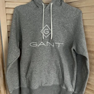 GANT hoodie - Mycket fin och tjock hoodie. Endast använd några gånger. Liten i storlek, står M men skulle snarare säga S. 