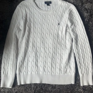 Ralph Lauren Cable Knit - Tjena! Vi säljer nu denna väldigt fina tröjan av det eftertraktade märket Ralph Lauren. Tröjan är i ett riktigt bra skick 9/10. Storlek XL vilket motsvarar S. Vid frågor eller funderingar tveka inte på att höra av er!  MvH starrclothing🍾🥂💸🤩
