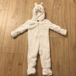 Mjukis overall - Vit, gosig overall med små öron på luvan! 