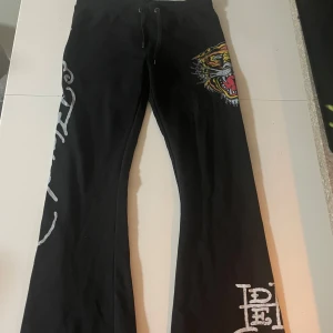 Ed Hardy byxor - Ed Hardy ”mjukis”. Väldigt stretchigt tyg ungefär som yoga pants. Bootcut modell och snörning i midjan. Har endast haft på mig hemma och på en festival en gång. Storlek S. (Nypris 1200kr)