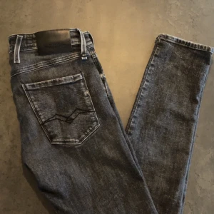 Replay anbass - Nästan helt oanvända mörkgrå anbass i storlek 31W/34L, nypris runt 1500kr!