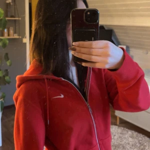 Röd Nike zip hoodie - Säljer nu min super fina röda Nike zip hoodie då den ej använts på länge. Super fint skick, så gott som ny! I storlek S men passar XS-M.  Säljer för 300❤️