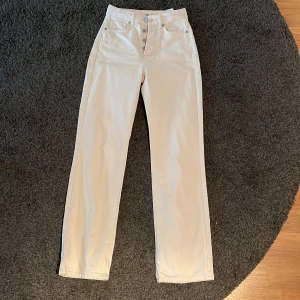 Vida jeans high/mid waist - Vita jeans från bikbok. Använda endast en gång så är som nya. Nypris 699kr. Sitter perfekt i längden på mig som är 172 cm lång💛 (sista bilden är lånad)