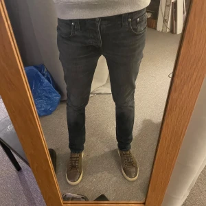 Nudie jeans - Grim Tim, lite noppriga bra skick utöver de.