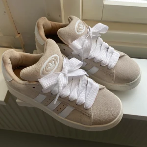 Adidas campus 00 - Säljer mina älskade campus 00s då jag köpte för liten storlek. Använda 3 gånger. Finns extra snören men råkat slänga lådan