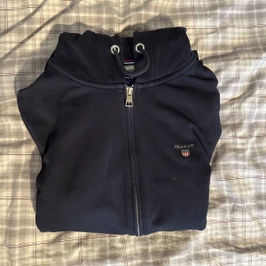 Hoodie mörkblå Gant - Superfint skick på denna hoodie. Använd några månader bara. 
