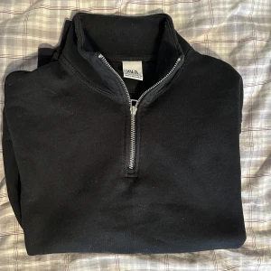 Tröja Zara svart - Skön svart tröja från Zara m blixtlås i halsen. Superfint skick. 