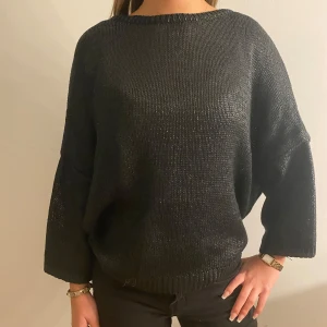 svart tröja - snygg tröja i glansigt material, bekväm och varm