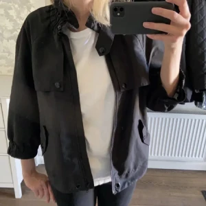 Trekvartsärmad jacka  - Kollar intresse för denna trekvartsärmade jacka!! Från en gammal kollektion hos Stockh lm studios🤭🩷